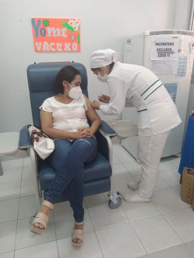 Funcionarios de blanco recibieron inmunización en Ayolas - Nacionales - ABC Color