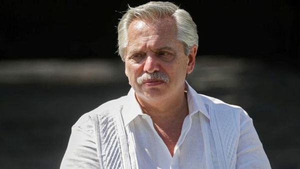 Atacan con patadas y piedras la camioneta de Alberto Fernández