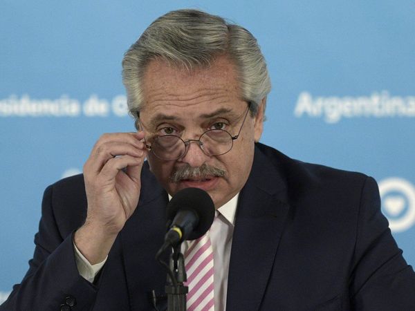 Manifestantes antiminería apedrean el vehículo de Alberto Fernández