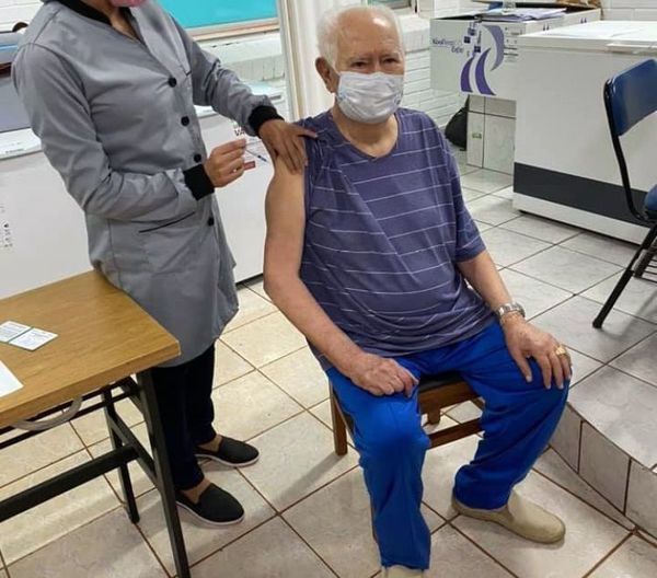 Denuncian privilegios en el proceso de vacunación contra el Covid-19 en Pedro juan; inmunizan a médico que es dueño de un hospital privado