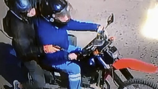 (Video) Vecinos frustran robo y revientan a patadas a motochorros