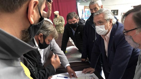 Atacan vehículo de presidente argentino Alberto Fernández en visita a Chubut