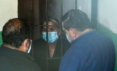 Las primeras imágenes de la ex presidenta de Bolivia Jeanine Áñez presa