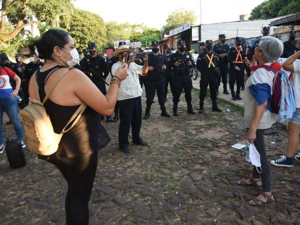 Ciudadanos se manifiestan frente a la casa de Óscar Salomón