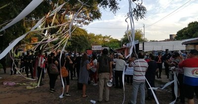 La Nación / Manifestantes escrachan a “Cachito” Salomón por aumentos VIP