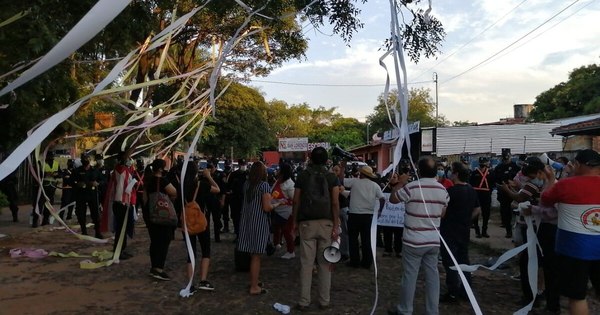 La Nación / Manifestantes escrachan a “Cachito” Salomón por aumentos VIP