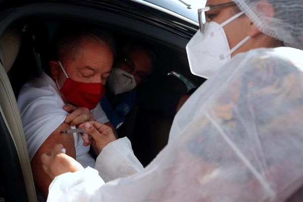 Lula se vacuna y le pide a Bolsonaro que deje de ser ignorante y negacionista - Mundo - ABC Color