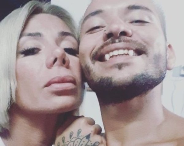 Crónica / Modelo liga besos y mordiscos de “Drácula”