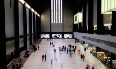 Curador de la Tate Modern de Londres deja el museo tras controversia