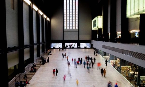 Curador de la Tate Modern de Londres deja el museo tras controversia