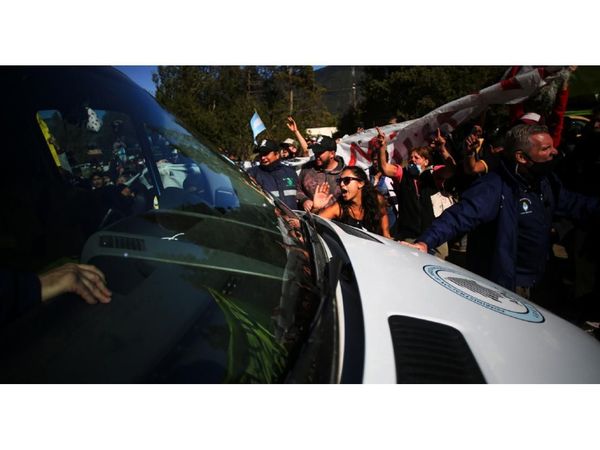 Atacan a pedradas vehículo de presidente argentino