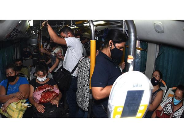 Peligrosos viajes: Pasajeros sin alternativas van en buses llenos