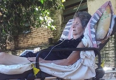 Crónica / Sin lugar en hospitales, fue asistida en el patio de su casa