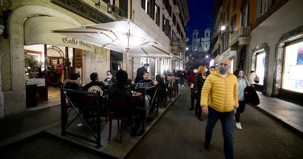 La Nación / Italia se confina el lunes, pero espera una mejoría al final de la primavera