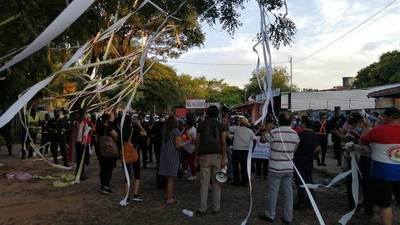 Escrachan a “Cachito” Salomón por aumento de salarios a funcionarios del Senado - ADN Digital