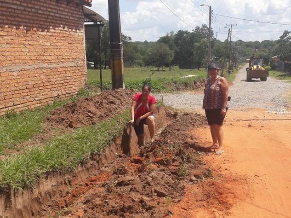 Luque: Mujeres toman rienda y con autogestión mejoran calle vecinal