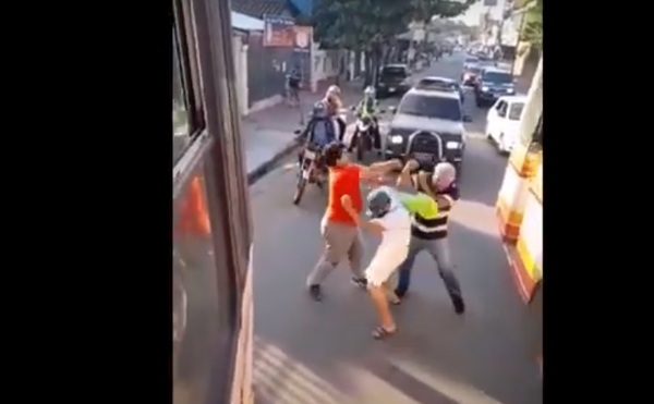 A trompadas en pleno centro (video) » San Lorenzo PY