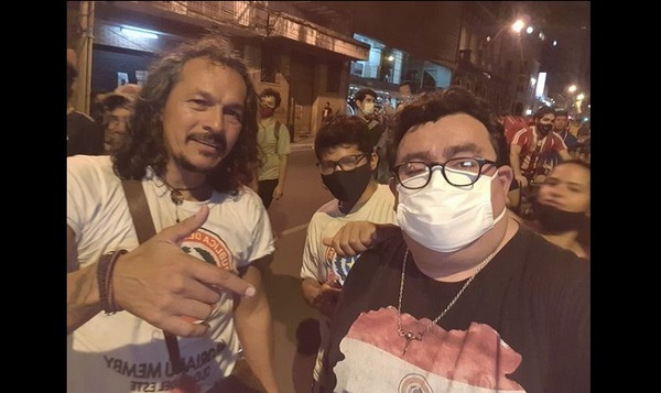 Sacerdote deja el altar y se suma a protestas callejeras contra el Gobierno