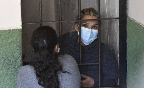 Diario HOY | Fiscalía de Bolivia pide seis meses de cárcel preventiva para la expresidenta Áñez