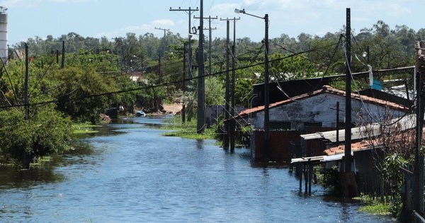 La Nación / Miles de afectados por lluvias y caída de ceniza en Ecuador
