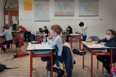 EE.UU. analiza reducir la distancia social recomendada a la mitad, un metro - ADN Digital