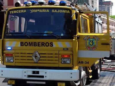 Bomberos asisten a un hombre baleado tras una riña en Asunción