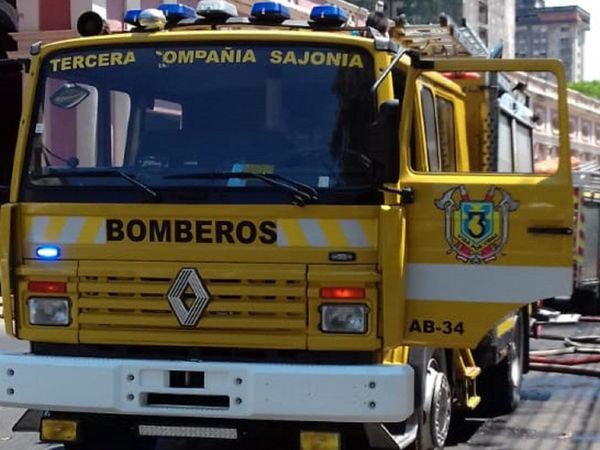 Bomberos asisten a un hombre baleado tras una riña en Asunción