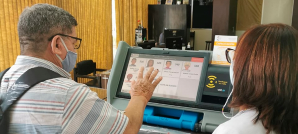 Organizaciones intermedias practican con máquinas de votación en el TSJE