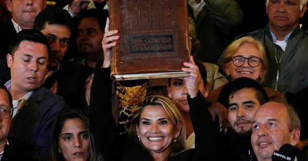 La Nación / Jeanine Áñez, del poder Biblia en mano al arresto por sedición en Bolivia