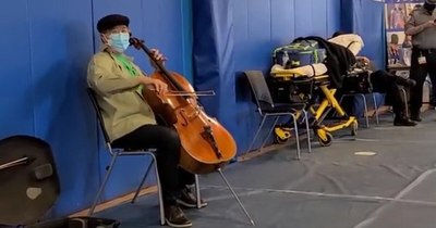 La Nación / El violonchelista Yo-Yo Ma improvisa un concierto tras ser vacunado