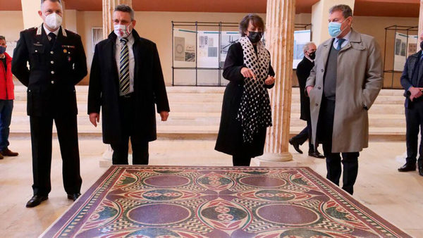Descubre que su mesa de café durante más de 40 años es un mosaico perdido del emperador Calígula | Ñanduti
