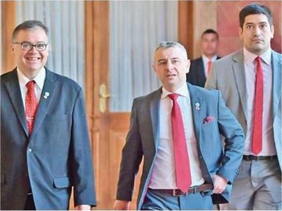 Oficialistas reaccionan contra Nenecho tras sus críticas 