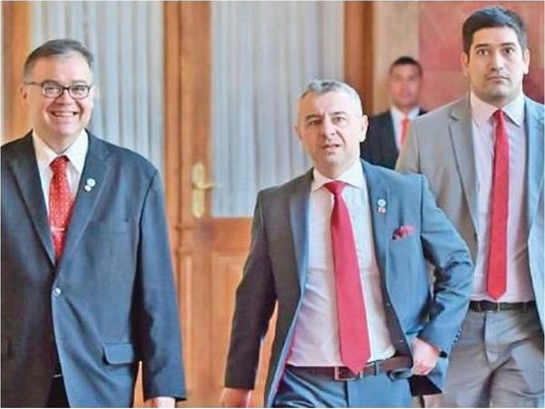 Oficialistas reaccionan contra Nenecho tras sus críticas