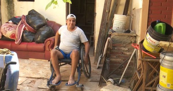 Gatillo fácil: padre de joven baleado por policías amenaza con encadenarse para exigir indemnización - Nacionales - ABC Color
