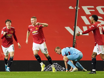 Manchester United vence al West Ham y se consolida como escolta