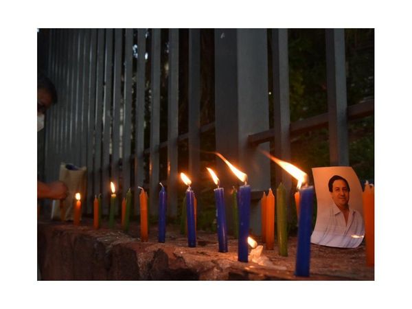 Velas para conmemorar a los fallecidos por el Covid-19