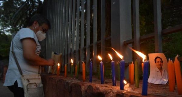 Velas para conmemorar a los fallecidos por el Covid-19