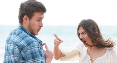 Crónica / “Le pegué a la chica que estaba a los mimos con él”