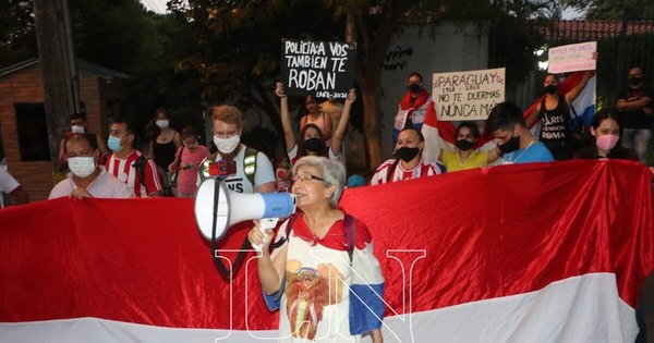 La Nación / Protesta frente a domicilio de Abdo