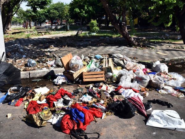 Denuncian estado de abandono de   plazas y exigen mantenimiento