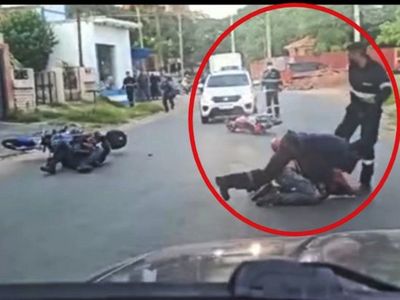 Policías sobrepasados detienen a sospechosos con ayuda de vecinos