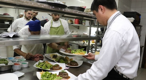 Gastrónomos no acatarán nuevas medidas y restaurantes continuarán abiertos a la noche - ADN Digital