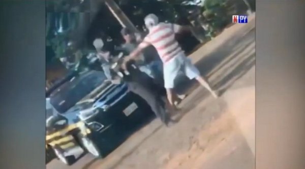 Violenta reacción de conductor contra personal caminera | Noticias Paraguay