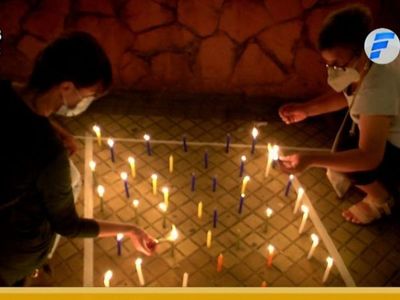 Encendieron velas por los fallecidos por COVID