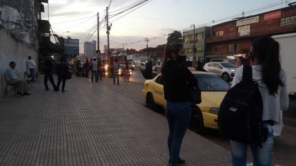 Diario HOY | Mientras restringen circulación, Transporte público está abarrotado a causa de reguladas