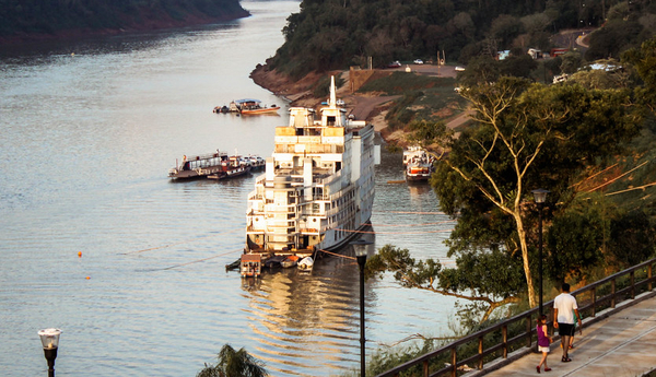 Se inició gestiones para instalar un casino flotante en el río Paraná