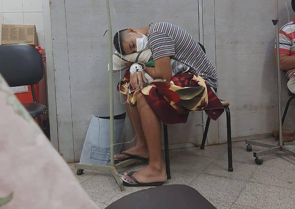 Director de Clínicas reconoce que pacientes son internados en pasillos - Noticiero Paraguay
