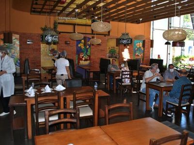Gastronómicos no cumplirán restricciones, advierte empresario
