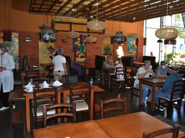 Gastronómicos no cumplirán restricciones, advierte empresario