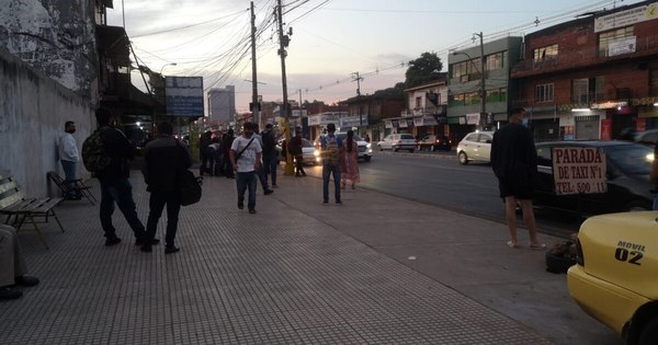La Nación / Denuncian regulada de buses en el peor momento de la pandemia